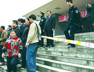 男子<em>偷窥</em>女邻居被判强奸罪VS贵州习水公职人